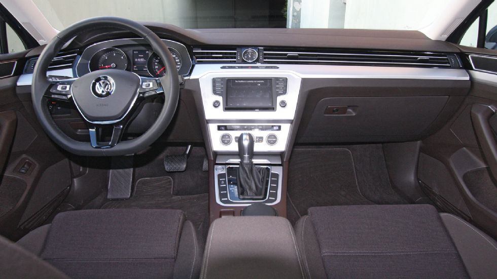 Το επίπεδο της ποιότητας στο εσωτερικό του Passat είναι υψηλό, αγγίζοντας τα όρια των premium επιλογών της κατηγορίας. Σύμφωνα με τις πληροφορίες μας, στόχος των ανθρώπων της VW είναι να γίνει ακόμη π