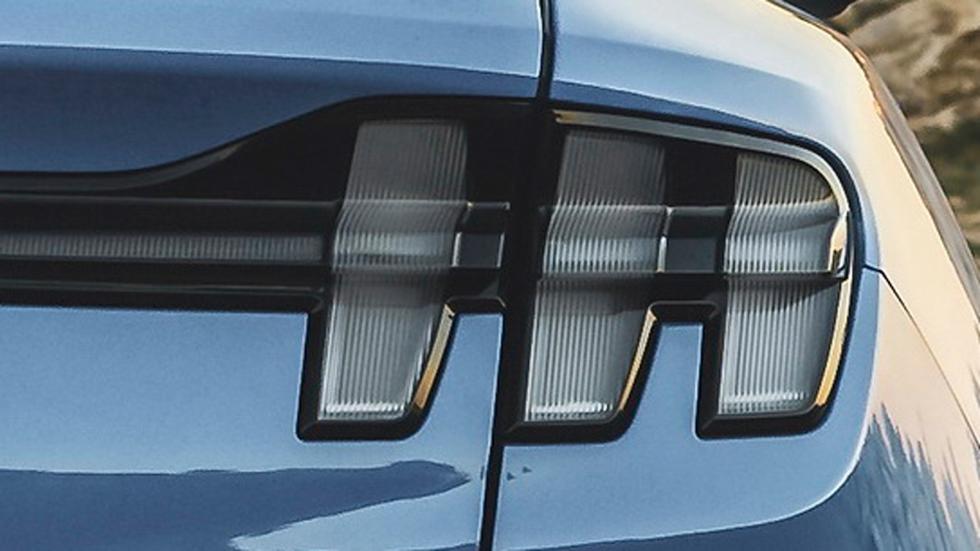 Τα πίσω φανάρια με τις χαρακτηριστικές τρεις κάθετες λωρίδες κάνουν την απευθείας σύνδεση με τη «γνωστή» μας Mustang.