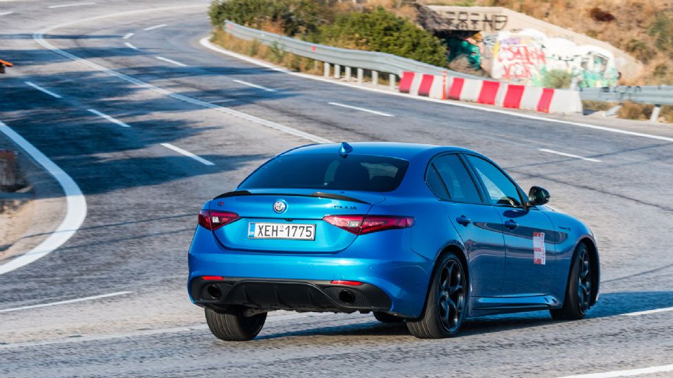 Στο δρόμο η Giulia Veloce Q4 είναι σταθερή και κρύβει περίτεχνα τις διαστάσεις της αποτελώντας μια κορυφαία πρόταση με σπορ προεκτάσεις στην κατηγορία.
