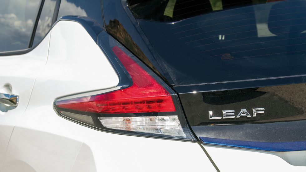 LEAF: Leading, Environmentally Friendly, Affordable, Family vehicle (πρωτοπόρο, περιβαλλοντικά φιλικό, προσιτό, οικογενειακό).