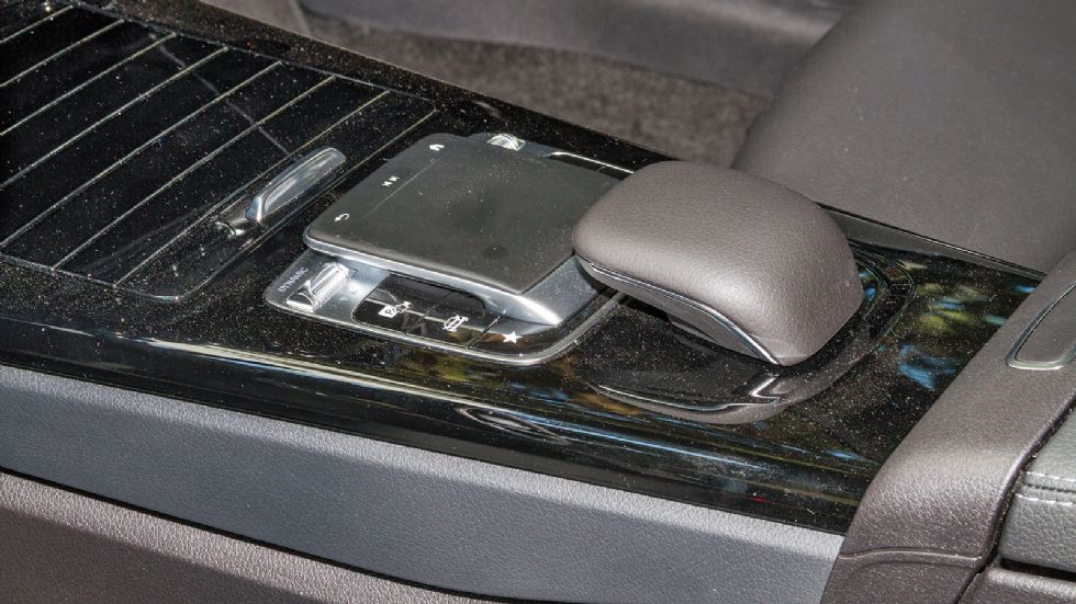 Οι δυο μικρές επιφάνειες αφής στο τιμόνι είναι το πιο χρήσιμο στοιχείο για επιλογή στα μενού, μετά η αφή στην οθόνη και μετά το μεγάλο touchpad ανάμεσα στα καθίσματα.
