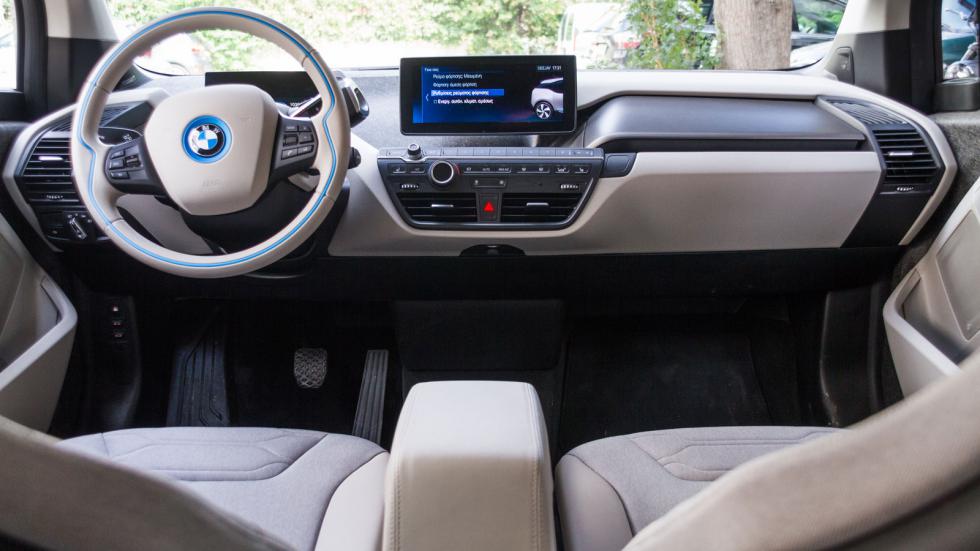 Το εσωτερικό της BMW i3 χαρακτηρίζεται από λιτές, «καθαρές» γραμμές και υψηλής ποιότητας υλικά. 