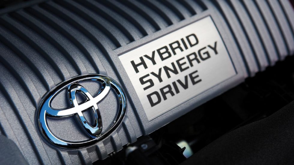H υβριδική τεχνολογία Toyota συνδυάζει ηλεκτρικό μοτέρ και βενζινοκινητήρα, που δουλεύουν ανεξάρτητα ή και συνδυαστικά για χαμηλή κατανάλωση.