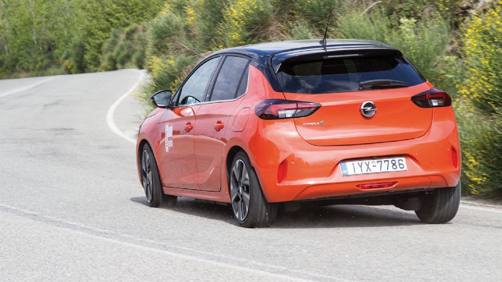 To αυξημένο βάρος του Opel Corsa-e δεν κρύβεται αν παρασυρθείς από το σπορτίφ στήσιμο, που ήταν απαραίτητο για να ελεγχθούν τα 345 παραπάνω κιλά.
