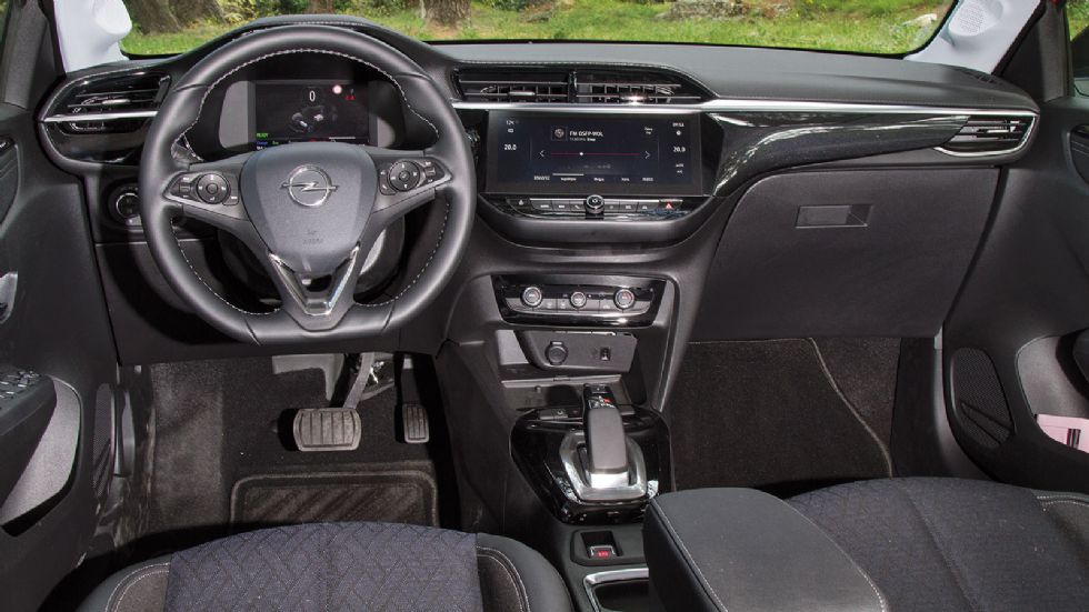 Υψηλό είναι το επίπεδο ποιότητας στην καμπίνα του Opel Corsa-e, με μαλακό υλικό στο πάνω μέρος του ταμπλό και στιβαρή αίσθηση. 
