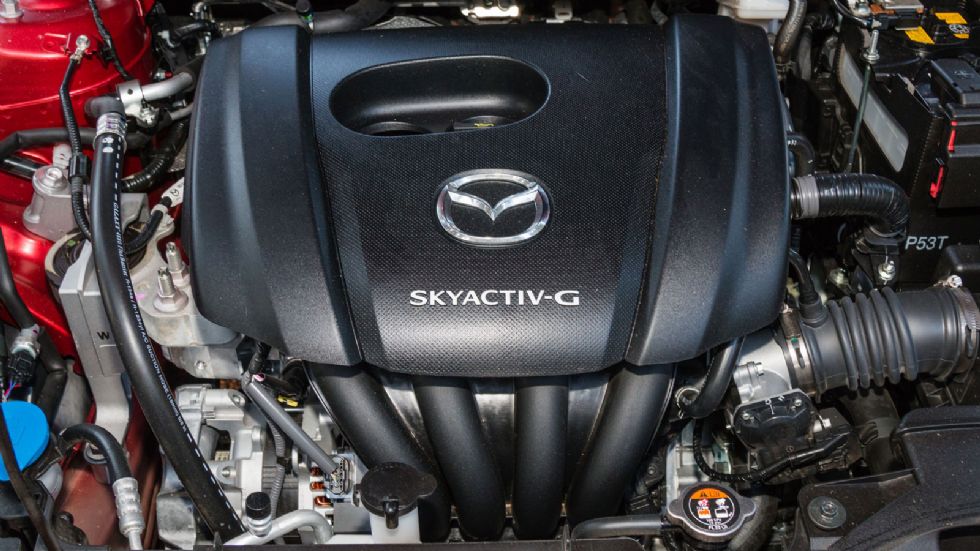 Το Mazda2 εφοδιάζεται με τον 1,5 λίτρων Skyactiv-G κίνητρα συνδυασμένο με ήπια υβριδικό σύστημα 24 βολτ και εξατάχυτο χειροκίνητο κιβώτιο, προσφέροντας 90 ίππους και 148 Nm ροπής.	