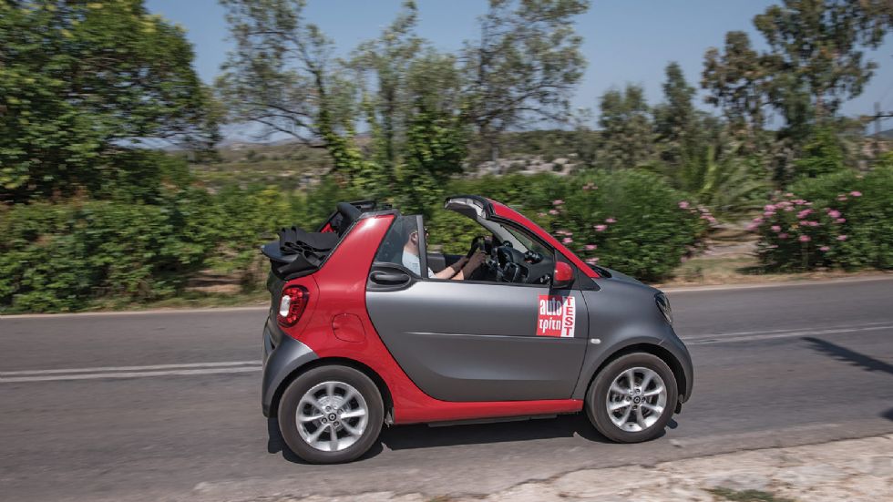 Σταθερό και με καλύτερη άνεση από ό,τι στο παρελθόν έρχεται το νέο smart fortwo cabrio στο δρόμο.