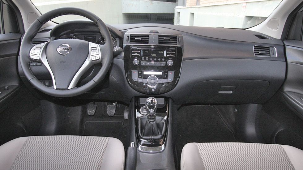 Το εσωτερικό του Nissan Pulsar μπορεί να μη διακρίνεται σχεδιαστικά, αλλά έχει προσεγμένη ποιότητα και απροβλημάτιστη εργονομία. 