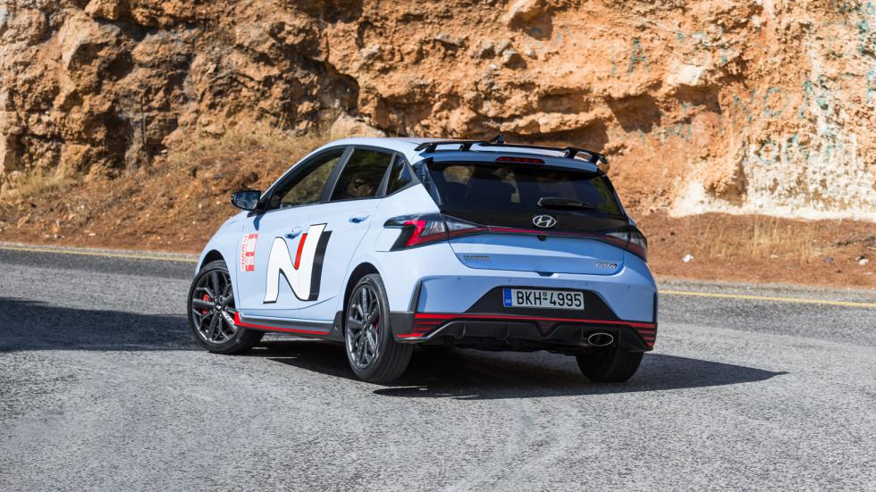 H εικόνα του Hyundai i20 N είναι εντυπωσιακή. Κάποιοι τη βρίσκουν κραυγαλέα, ειδικά στο πίσω μέρος. Η ουσία είναι πως ξεχωρίζει ειδικά με τον Blue Performance χρωματισμό