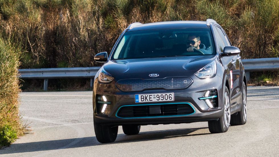 Το Kia e-Niro είναι άνετο στο δρόμο και διαχειρίζεται εν μέρη ικανοποιητικά το αυξημένο του βάρος.
