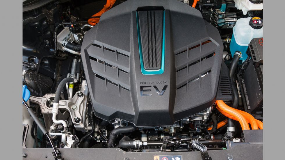 Ισχυρός είναι ο ηλεκτροκινητήρας του e-Niro προσφέροντας πολύ καλές επιδόσεις, ενώ σε συνδυασμό με τις μπαταρίες των 64 kWh η αυτονομία του ξεπερνά τα 400 χιλιόμετρα σε μεικτές συνθήκες.
