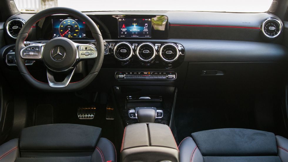 Η A-Class διαθέτει ένα hi-tech αέρα στο εσωτερικό της με το ψηφιακό πάνελ που σχηματίζουν οι δύο οθόνες, το touchpad στην κονσόλα και τα πλήκτρα αφής στο τιμόνι.