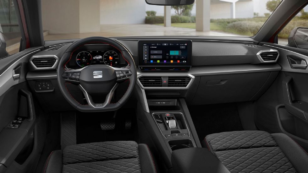 Το ευρύχωρο και πρακτικό εσωτερικό του 
SEAT Leon e-Hybrid είναι μοντέρνο, πλήρως ψηφιοποιημένο και καλοφτιαγμένο. Φυσικά υπάρχουν λεπτομέρειες και κουμπιά που δηλώνουν τη χρήση Plug-in τεχνολογίας.