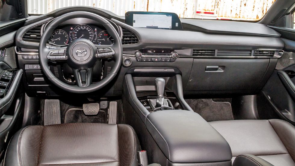 Ξεχωριστό με μίνιμαλ αισθητική είναι το εσωτερικό του Mazda3. Η ποιότητα κατασκευής είναι πολύ καλή ενώ ο premium αέρας γίνεται αισθητός παντού. 