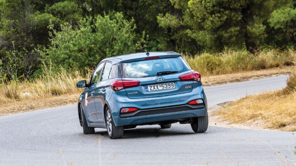 Το Hyundai i20 ξεχωρίζει για την ευελιξία του, την άνεση της ανάρτησης και την πιο ικανή του εικόνα και σε εκτός πόλης διαδρομές.