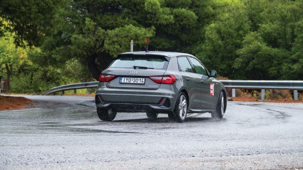 Οι πολύ καλές επιδόσεις του A1 35 TFSI έρχονται να «δέσουν» μια χαρά με το δυναμικό πλαίσιο και τον ευχάριστο οδηγικό χαρακτήρα του μικρού Audi.