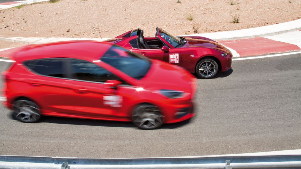 Oι εξατμίσεις του Fiesta ST παράγουν πιο ξεσηκωτικό ήχο ειδικά στο πρόγραμμα λειτουργίας Track. Tα ακούσματα από το Mazda MX-5 είναι λιγότερο ενδιαφέροντα, αλλά σίγουρα καλύτερα από αυτά των προηγούμε
