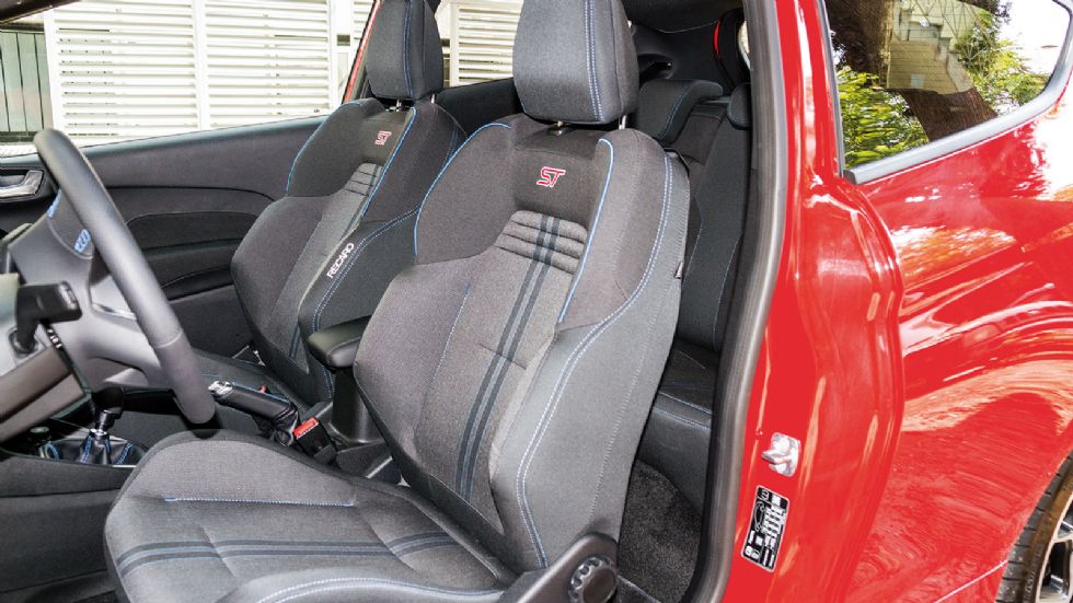 Τα ειδικά εξελιγμένα μπάκετ της Recaro κάνουν την ουσιαστική διαφορά στην καμπίνα του Fiesta ST. 