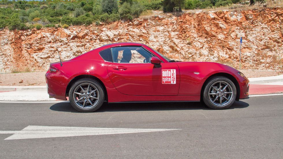 Mέσα σε 13 δλ η σοφιστικέ οροφή του Mazda MX-5 RF το μετατρέπει από κουπέ σε Targa και τούμπαλιν. Η διαδικασία γίνεται και εν κινήσει μέχρι την ταχύτητα των 10 χλμ./ώρα.