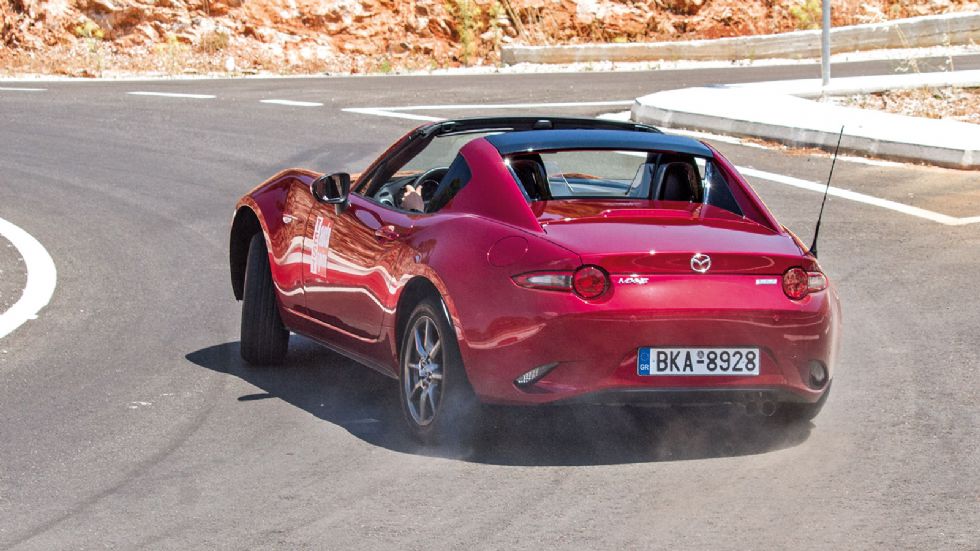 Η μεταφορά βάρους ή το trail braking στο MX-5 θα ελαφρύνει ευχάριστα την ουρά και θα μεγαλώσει ανάλογα το χαμόγελο στο πρόσωπο του οδηγού.