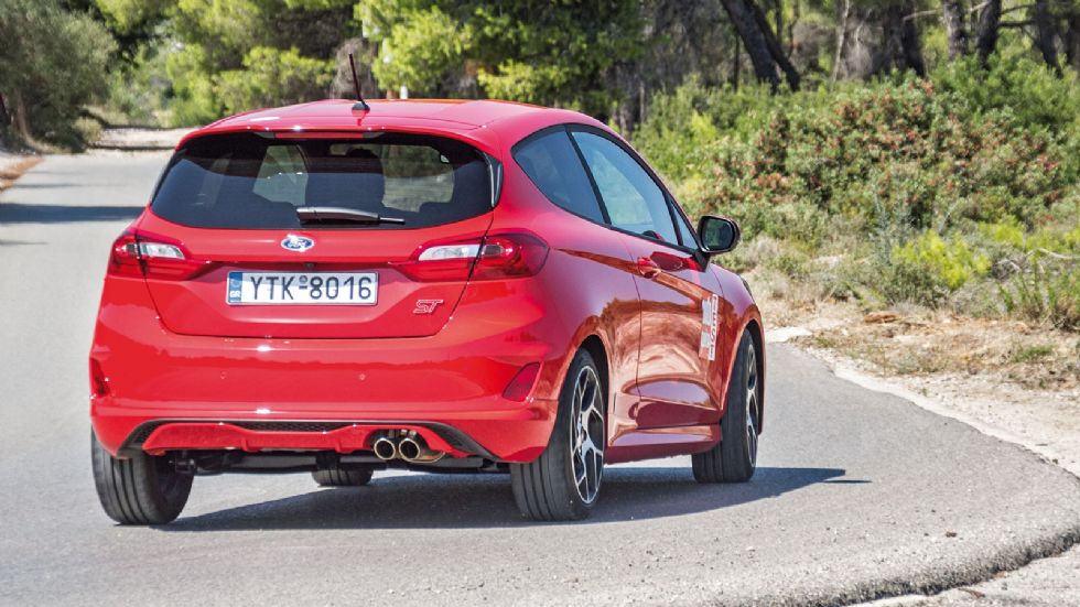 Το καλό με το Fiesta ST είναι πως  κάθε στιγμή έχεις την αίσθηση ισορροπίας. Το πλαίσιο σου «μιλάει» όντας παράλληλα πρόθυμο να «ακούσει» σε διορθώσεις με το γκάζι ή το απίθανο τιμόνι μέσα στη στροφή.