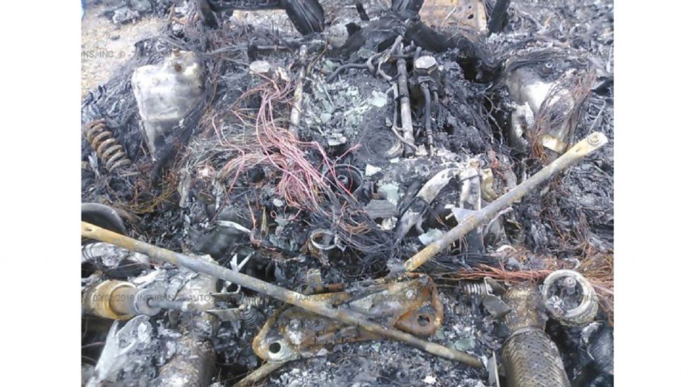 Εκεί που κάποτε βασίλευε ο παντοδύναμος κινητήρας της Lamborghini τώρα έχει μείνει μόνο στάχτη και καλώδια.