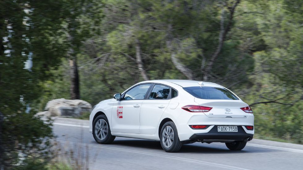 Η Fastback έκδοση του i30 είναι μια 5θυρη έκδοση με κουπέ χαρακτηριστικά στο πίσω μέρος που έχει και το όνομα αλλά και τη χάρη.