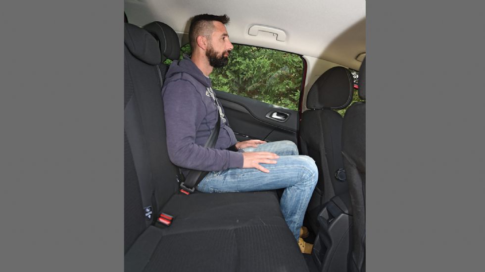 Η Citroen C4 διαθέτει το φαρδύτερο πίσω κάθισμα και τον περισσότερο αέρα για τα κεφάλια και τα γόνατα των πίσω επιβατών.