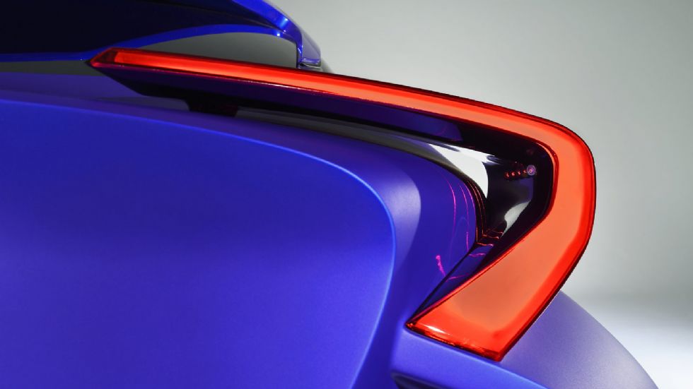 Λεπτεπίλεπτα είναι τα πίσω φανάρια του Toyota C-HR, μοιάζουν να είναι σχεδιασμένα λαμβάνοντας σοβαρά υπόψη την αεροδυναμική.