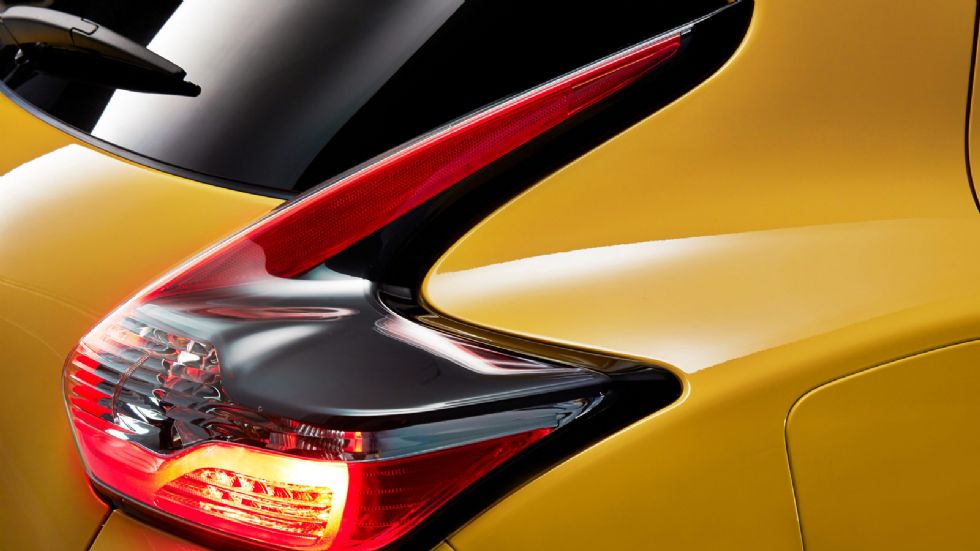 Λεπτεπίλεπτα είναι τα πίσω φανάρια του Toyota C-HR, μοιάζουν να είναι σχεδιασμένα λαμβάνοντας σοβαρά υπόψη την αεροδυναμική.