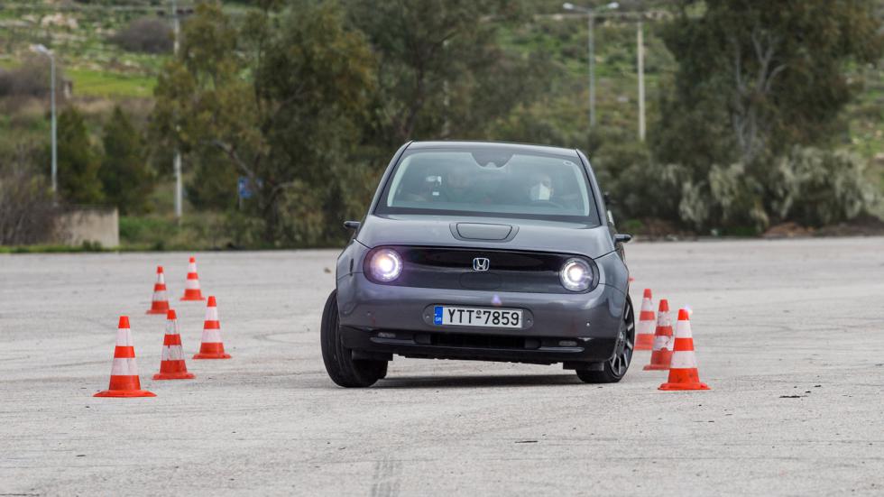 Και σε αυτή την ταχύτητα η τάση προς αποσταθεροποίηση του πίσω μέρους ήταν εμφανής στη δεύτερη αλλαγή πορείας, ωστόσο μετά τη διπλή και αποφασιστική επέμβαση του ESP, το  Honda e έμεινε εντός του προκ