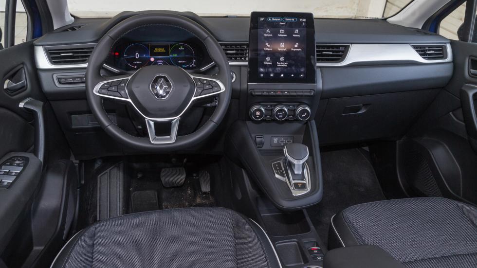 Στο εσωτερικό του επαναφορτιζόμενου υβριδικού Renault Captur, η μοντέρνα και ποιοτική εικόνα παραμένει λίγο-πολύ ίδια με high-tech ενέσεις.