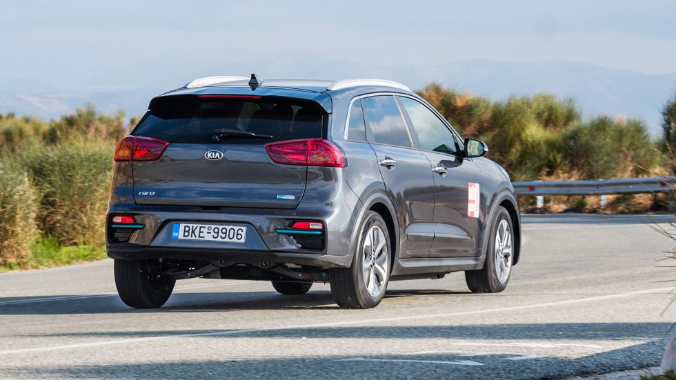 Το Kia e-Niro είναι άνετο στο δρόμο με την ανάρτησή του να διαχειρίζεται εν μέρη ικανοποιητικά το αυξημένο του βάρος.
