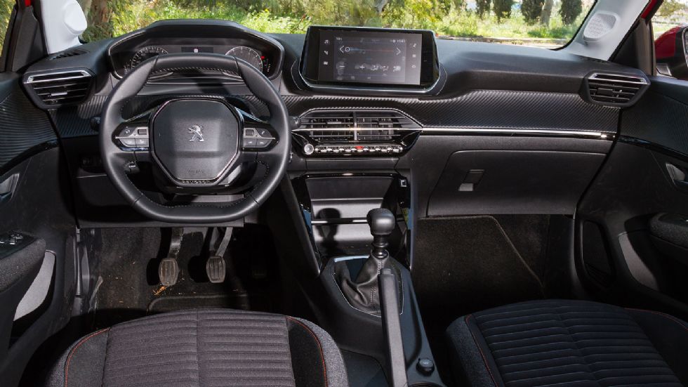 O μοντέρνος σχεδιασμός και το premium ύφος στην καμπίνα του νέου Peugeot208 διατηρείται φυσικά και στην diesel έκδοση. H ποιότητα των υλικών είναι πολύ προσεγμένη, όπως επίσης το φινίρισμα και η ποικι