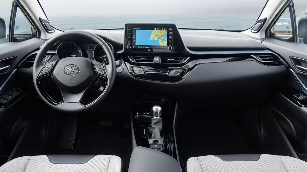 Το εσωτερικό του Toyota C-HR σε όλες τις εκδόσεις του χαρακτηρίζεται από καλή ποιότητα κατασκευής, σύγχρονο διάκοσμο και ξεχωριστή σχεδίαση με οδηγοκεντρικό χαρακτήρα. 