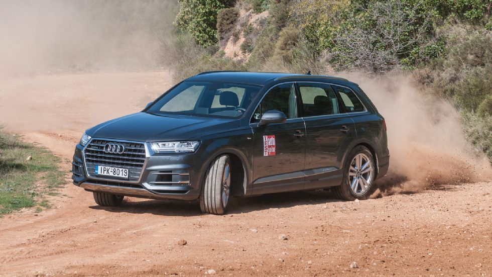 Το Audi Q7 είναι εντυπωσιακό τόσο στην άσφαλτο όσο και στο χώμα.