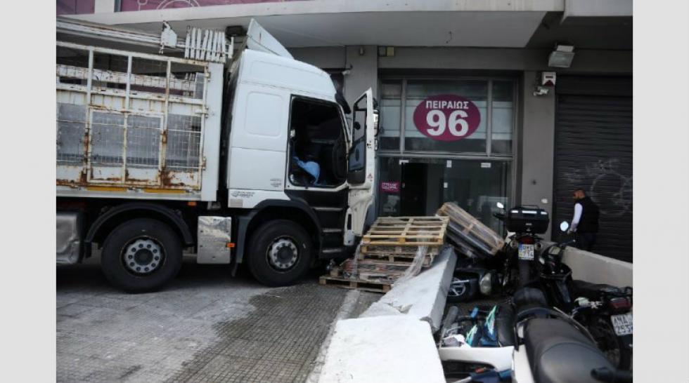 Φορτηγό έπεσε πάνω σε αποθήκη στην Πειραιώς