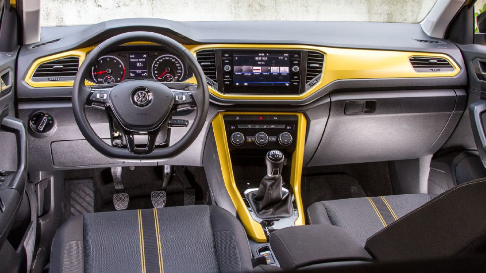 Το εσωτερικό τoυ VW T-Roc παρουσιάζει όμορφο και σύγχρονο διάκοσμο από τη βασική του έκδοση ενώ η σχεδίαση δέχεται μεγάλες πινελιές εξατομίκευσης.
