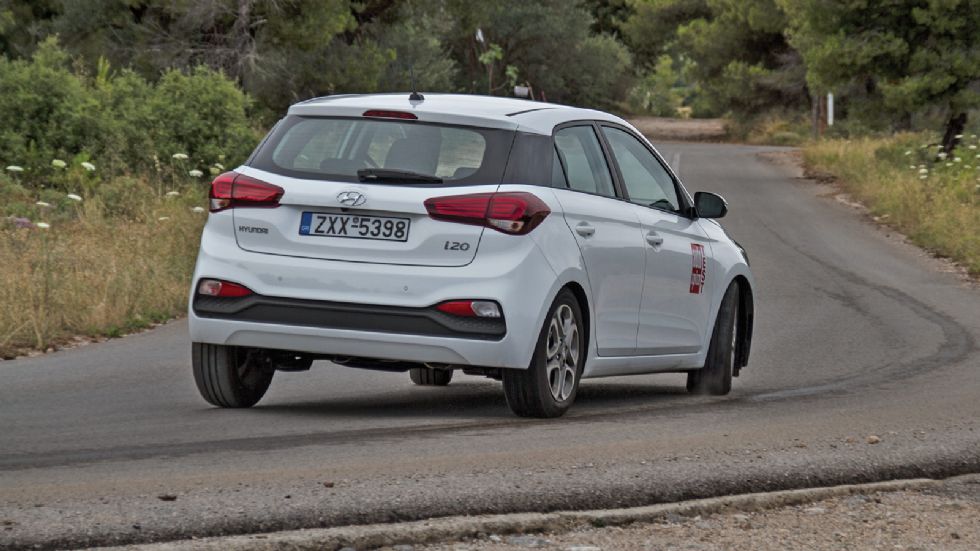 Το Hyundai i20 ξεχωρίζει για την ποιοτική του κύλιση, ενώ παράλληλα είναι αρκετά ευέλικτο στην πόλη και σταθερό στον αυτοκινητόδρομο.
