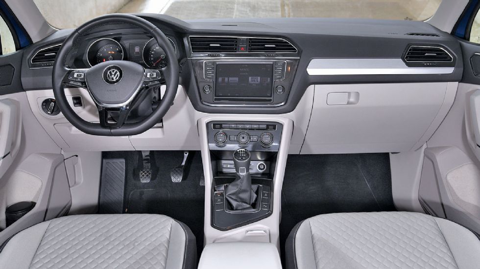 To εσωτερικό του VW Tiguan είναι άρτιο κατασκευαστικά και διαθέτει ποιοτικά υλικά στην καμπίνα του, ενώ αισθητικά χωρίς να έχει κάτι το ιδιαίτερο, ικανοποιεί.
