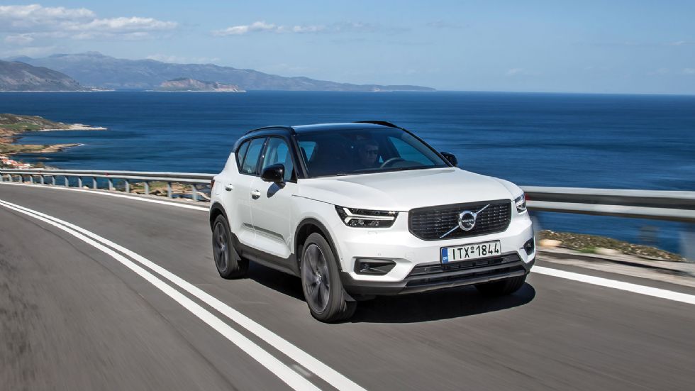 Το Volvo XC40 είναι το τελευταίο αυτοκίνητο της crossover οικογένειας XC, και όντας το μικρότερο καταφέρνει να προσελκύσει το ενδιαφέρον και μικρότερων ηλικιακά αγοραστών.