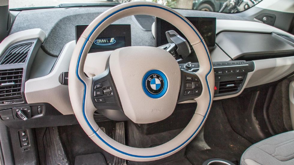 Ο ηλεκτροκινητήρας BMW eDrive της i3s εδρεύει μεταξύ των δύο πίσω τροχών, όπου και μεταδίδεται η κίνηση, αποδίδοντας ισχύ 184 ίππων με τα 270 Nm ροπής διαθέσιμα από το πρώτο δευτερόλεπτο.	