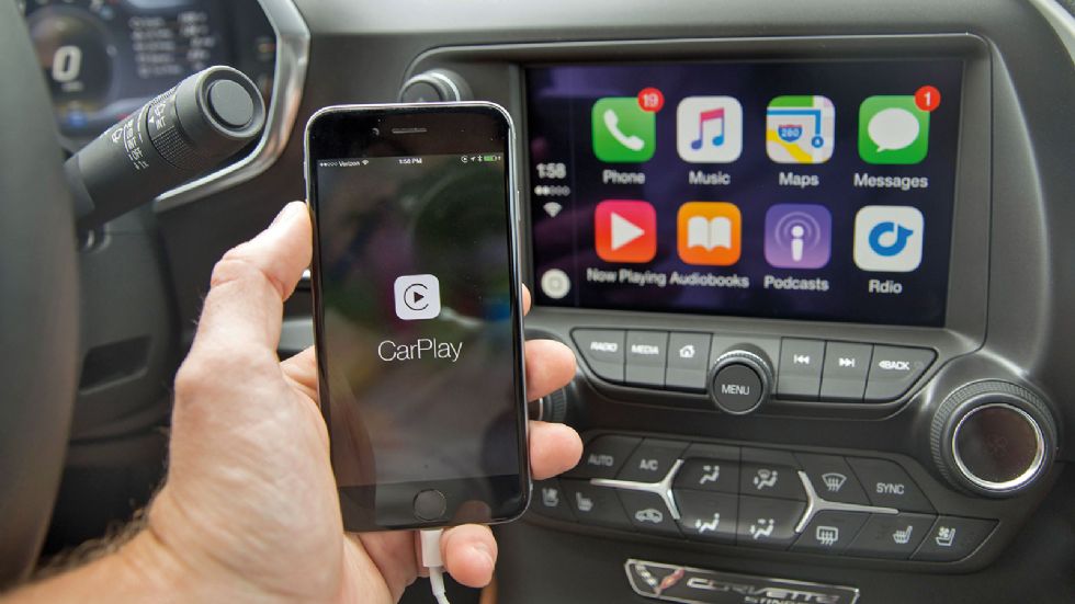 Εφαρμογές όπως το Android Auto & το Apple Carplay, μεταφέρουν λειτουργίες του κινητού στο infotainment, απλά συνδέοντάς το με το καλώδιο USB.