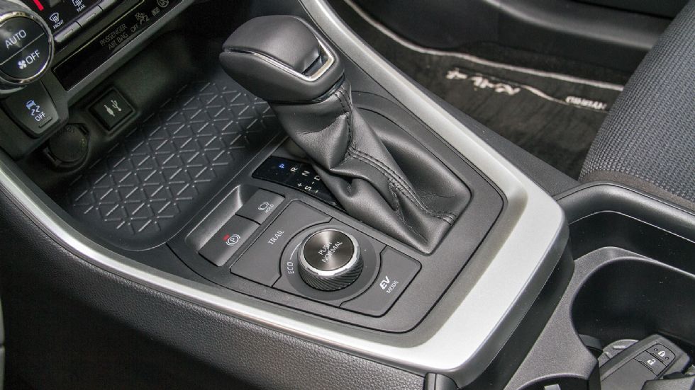 Η φαρδιά κεντρική κονσόλα και ο επιλογέας του e-CVT κιβωτίου είναι στοιχεία που προέρχεται από το θηριώδες Toyota Land Cruiser.