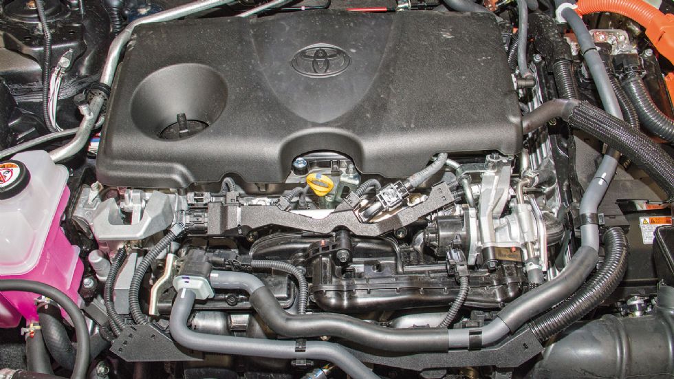 Το νέο υβριδικό σύστημα κίνησης του Toyota RAV4 βασίζεται σε έναν νέο και κορυφαίο σε απόδοση 2,5 λτ. βενζινοκινητήρα. Η συνδυαστική ισχύς των τετρακίνητων εκδόσεων είναι 222 άλογα.
