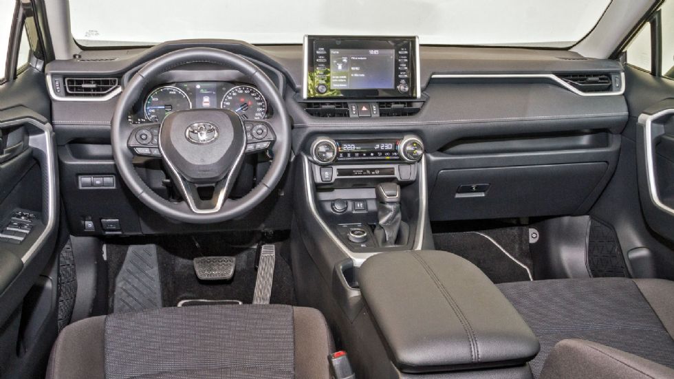 Αισθητά υψηλή η απτή ποιότητα και η στιβατότητα στην ολοκαίνουργια καμπίνα του Toyota RAV4 5ης γενιάς.
Aφθονοι χώροι για μικροαντικείμενα.