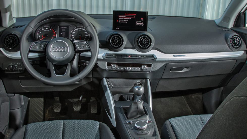 Το εσωτερικό του Audi Q2 είναι πολύ καλό σε ποιότητα και συναρμογή, όμως πιο λιτό και απλό σχεδιαστικά. Ο χειρισμός του infotainment από τον περιστροφικό διακόπτη είναι εύκολος.
