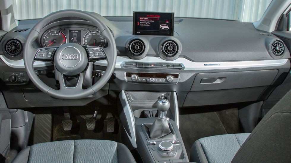 Το εσωτερικό του Audi Q2 είναι πολύ καλό σε ποιότητα και συναρμογή, όμως πιο λιτό και απλό σχεδιαστικά. Ο χειρισμός του infotainment από τον περιστροφικό διακόπτη είναι εύκολος.