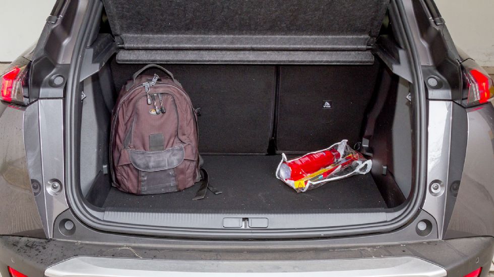 Μεγάλο (434 λτ.) και πρακτικό είναι το πορτ μπαγκάζ του Peugeot 2008.