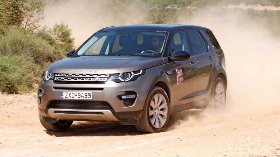 Στο χώμα, το Discovery Sport δεν νιώθει πως είναι εκτός έδρας. Τα πάει πολύ καλά. 